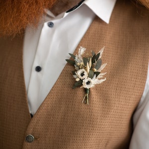 Anemone flower boutonniere Groom's flower corsage Greenery buttonhole Green and white jacket lapel Magaela Customisable Wedding accessories