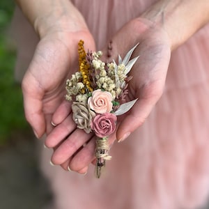 Romantic flower boutonniere Pink roses buttonhole Wedding accessories Groom&#39;s flower corsage Rustic wedding boutonniere Dusty pink Magaela
