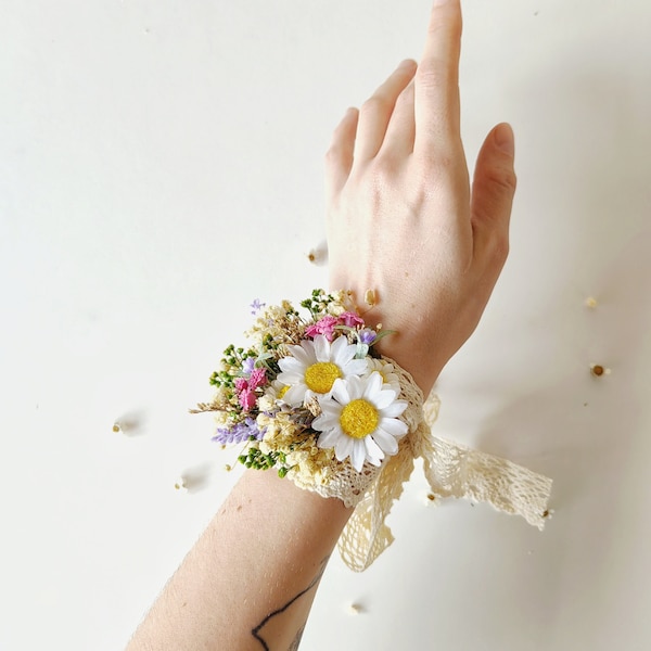 Meadow spring bracelet Bridal flower wrist corsage Daisy flower bracelet with lace Wildflowers lavender Summer Bridal accessories Magaela