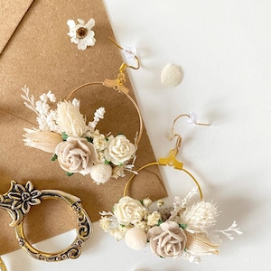 Kleine Ohrringe 3 cm Rustikale Blumen Creolen Kreis beige Blumen Ohrringe Hochzeitsschmuck Brautaccessoires Magaela Brautschmuck