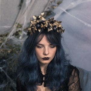 Gold Halloween flower crown Golden and black hair crown Evil queen crown Bridal hair wreath Black wedding Bride to be Mean queen Magaela