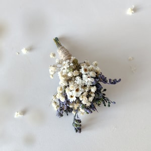 Natural lavender boutonniere Violet and white boutonniere Magaela Wedding accessories Hochzeit Bridal comb Groom accessories Baby's breath zdjęcie 4