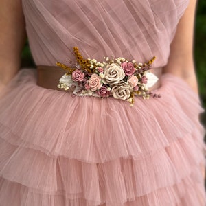 Cinturón de flores romántico Faja de flores rosa polvoriento Cinturón de boda rosa pastel para vestido Cinturón romántico con cinta Joyería de flores de boda Magaela imagen 7