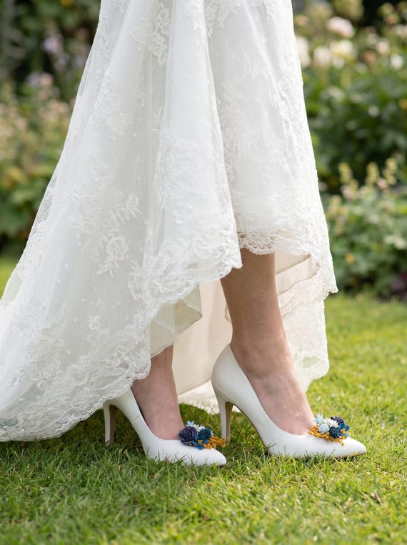ivory wedding dress with blue shoes Flower Shoe Clips: Bridal Shoe Decoration colorgrp-52166