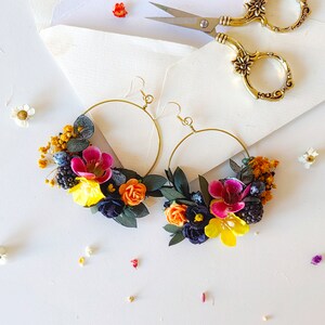 Magenta Hochzeit Blumenohrringe Kreis Blumenohrringe Hochzeitsschmuck Magenta und lila Blumen Einzigartiger Brautschmuck Magaela Bride