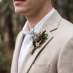 Boutonnière de novio con temática de bosque: Corsage de piña natural