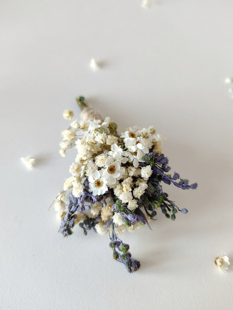 Natural lavender boutonniere Violet and white boutonniere Magaela Wedding accessories Hochzeit Bridal comb Groom accessories Baby's breath zdjęcie 7