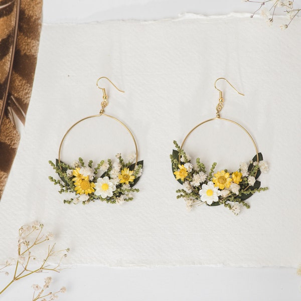 Boucles d’oreilles de fleur jaune et blanche de pré pour des boucles d’oreilles florales de cercle de mariée 2021 boucles d’oreilles de pendaouillement de mariage faites à la main bijoux de fleur séchée Magaela