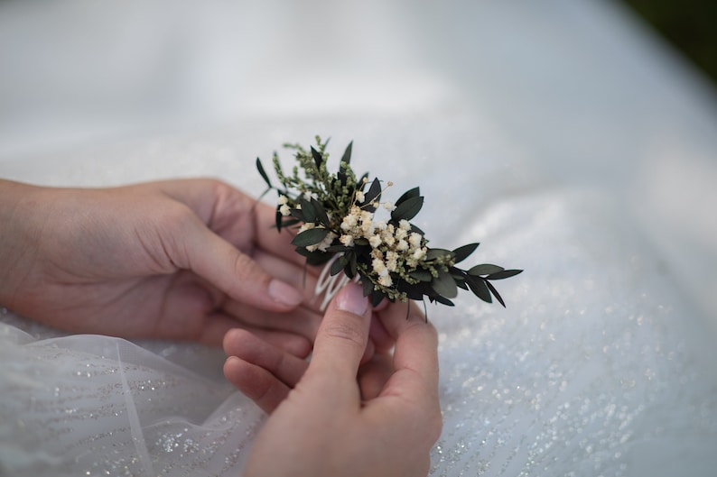 Peine de pelo mini flor verde Peine de pelo de boda Aliento del bebé Accesorios nupciales Peine de pelo de flor verde Magaela Natural imagen 2