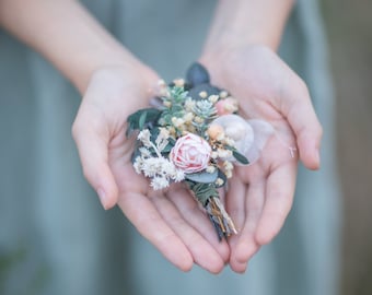 Pivoine et eucalyptus boutonnière Corsage de marié Boutonnière de mariage romantique Corsage de garçons d’honneur Accessoires de mariée Épingle à fleurs Magaela Naturel