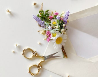 Boutonnière marguerite des prés Boutonnière de fleurs de printemps Corsage de fleurs sauvages du marié avec lavande Accessoires de mariée d'été Revers de veste Magaela