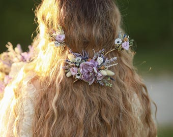 Adorno floral para el cabello de novia con rosas moradas, anémonas y colas de conejo - Peinado de boda con flores