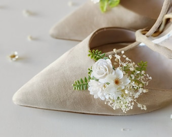 Flower shoe clips Wedding shoe clips Bridal shoes Flowers for shoes White and ivory shoe clips Wedding accessories Bridal accessories