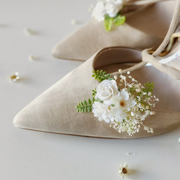 Flower shoe clips Wedding shoe clips Bridal shoes Flowers for shoes White and ivory shoe clips Wedding accessories Bridal accessories