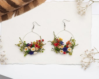 Boucles d’oreilles pendantes de cercle folklorique Boucles d’oreilles de fleurs Acier chirurgical Boucles d’oreilles de fleurs colorées pour la mariée Fleurs séchées Magaela Bridal faite à la main