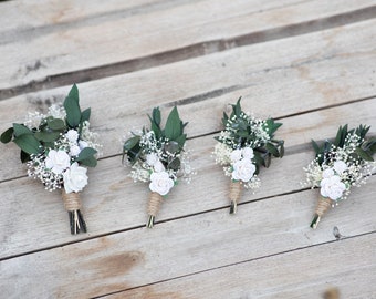 Boutonniere de novio Ojal verde y blanco Ramillete de rosas blancas para novio Accesorios padrino Magaela Boutonniere personalizable Greenery