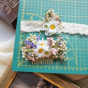 Meadowy wedding hair comb Flower bridal hair comb with baby's breath Spring Meadow Pastel wedding comb with daisies Magaela accessories Garter