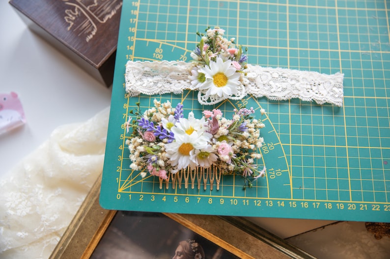 Meadowy wedding hair comb Flower bridal hair comb with baby's breath Spring Meadow Pastel wedding comb with daisies Magaela accessories Garter