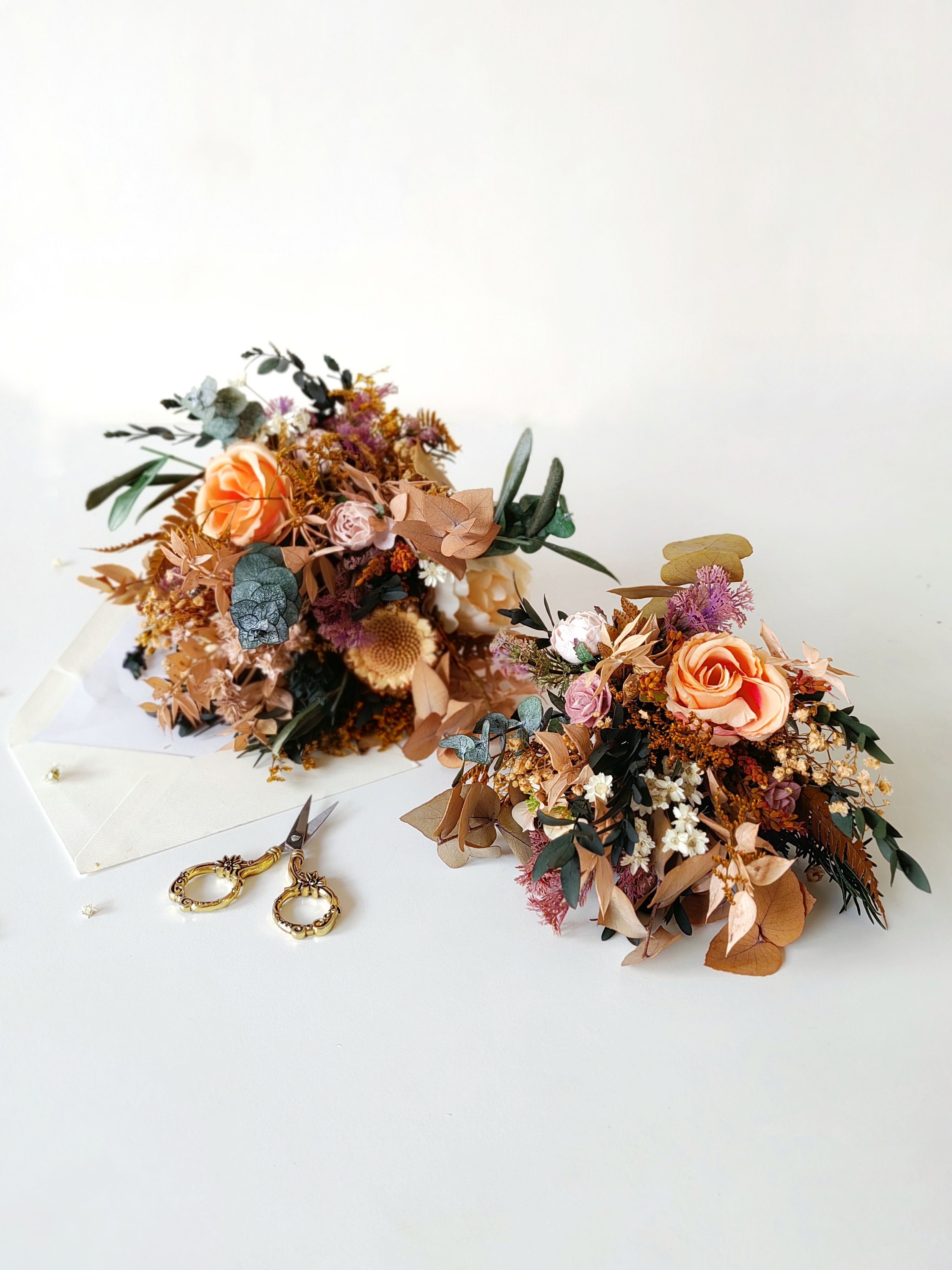 3x buttonhole white roses + 1x crown flower 3x buttonhole white roses + 1x crown flower
