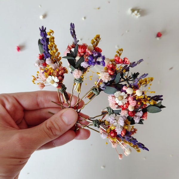 Presilhas de cabelo com flores coloridas: acessório romântico para cabelo de casamento.
