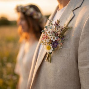 Wildblumen Hochzeit Boutonniere, Boho Bräutigam Knopfloch, Groomsmen Boutonniere Set, Wiesenblumen-Corsage, rustikale Hochzeit