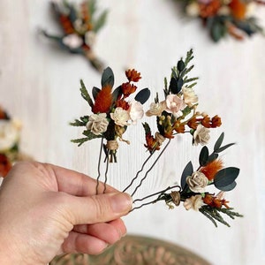 Terracotta autumn flower wedding set Bridal hair comb Burnt orange wedding hairpins Boutonniere for groom Cinnamon boutonniere Magaela Set of 3 hairpins