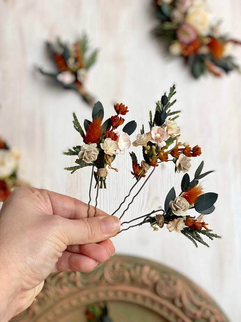 Terracotta autumn flower wedding set Bridal hair comb Burnt orange wedding hairpins Boutonniere for groom Cinnamon boutonniere Magaela Set of 3 hairpins