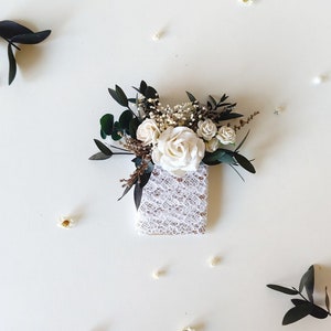 Romantischer grüner Haarkamm Braut Blumenkamm mit Rosen Weiß und Grüner Haarkamm Boho Hochzeit Off white Kopfschmuck Magaela handgefertigt Pocket boutonniere