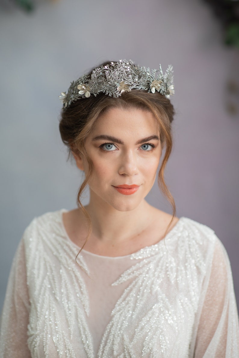 Couronne de cheveux de fleur dargent Tiare de mariage élégante Accessoires en argent pour la mariée Couronne de fleurs de bal Tiare de mariée reine Couronne de cheveux en argent Magaela image 2