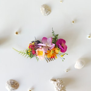 Hawaii magenta flower hair comb Beach wedding Wedding flower headpiece Summer wedding Exotic tropical headpiece Magaela handmade Bride to be