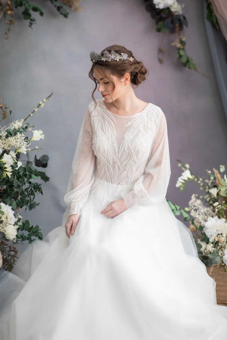 Couronne de cheveux de fleur dargent Tiare de mariage élégante Accessoires en argent pour la mariée Couronne de fleurs de bal Tiare de mariée reine Couronne de cheveux en argent Magaela image 4