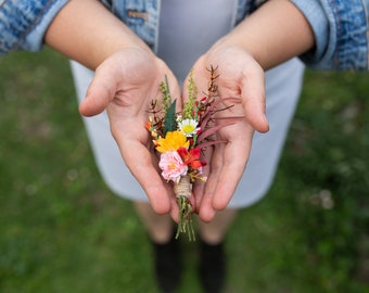 Boutonniere de flores de verano para padrino de boda Ojal de boda Flor de ojal Bestman boda Verano boda Magaela accesorios hechos a mano