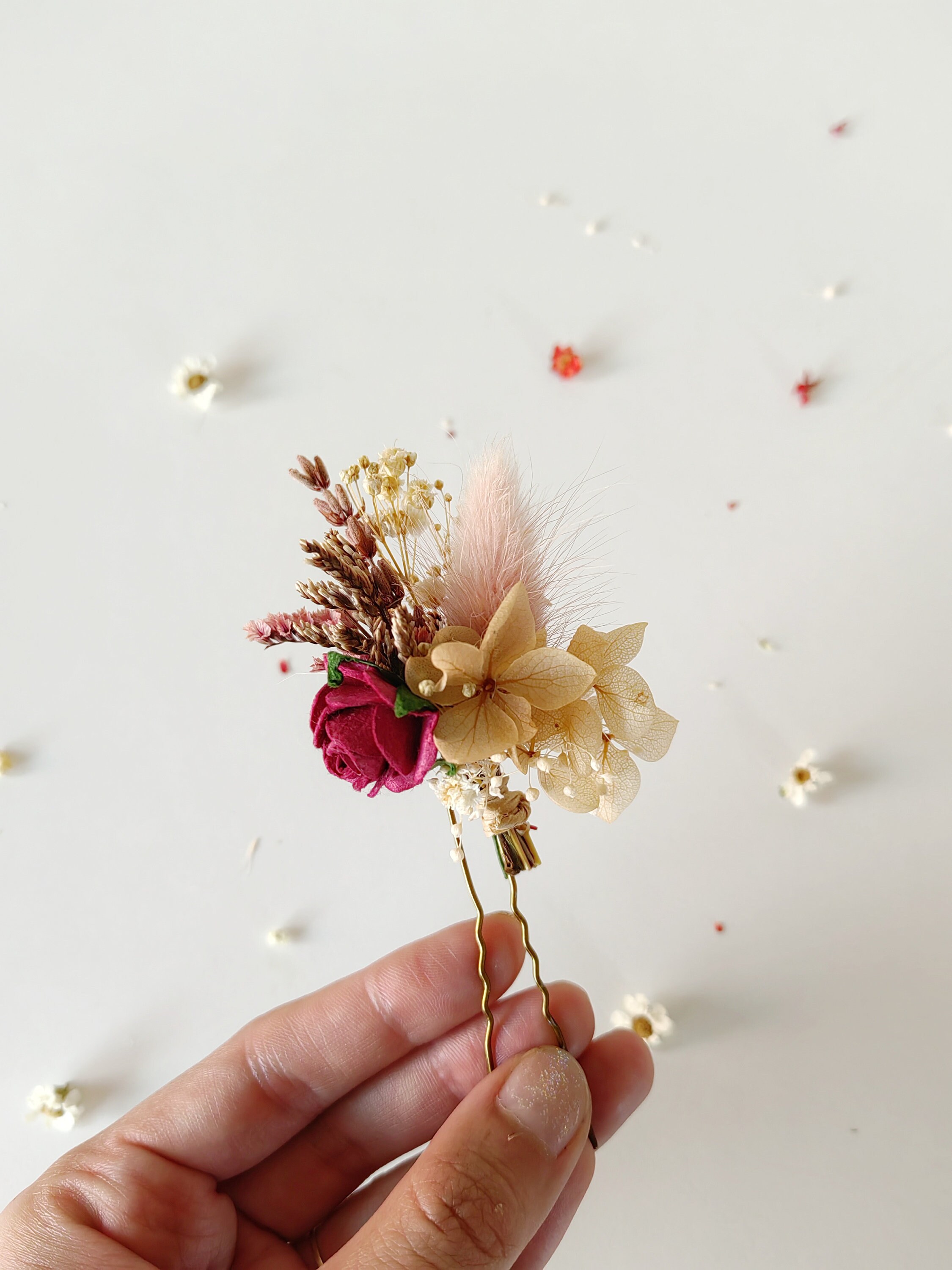 Forcine per capelli con rosa rossa: accessorio floreale per capelli da sposa - Italia