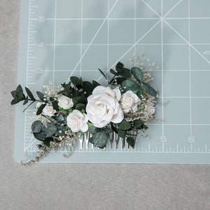 Peigne à cheveux de verdure romantique, fleur de mariée avec roses, peigne à cheveux blanc et vert, mariage bohème, casque blanc cassé Magaela fait main image 5