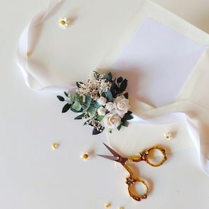 Bracelet fleurs de verdure Bracelet roses blanches Eucalyptus Verdure de mariage Mariage rustique Corsage de poignet Accessoires de mariée Cadeau de demoiselles d&#39;honneur