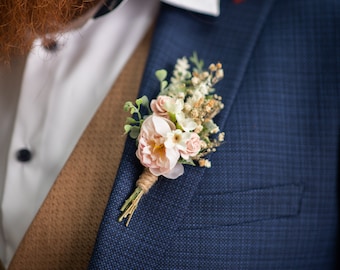 Boutonnière de fleurs rose poudré pour le marié Boutonnière de mariage romantique Corsage de marié fleurs roses et vertes Accessoires de mariée Magaela