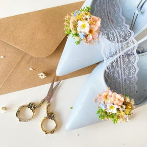 Clips para zapatos con flores de pradera Boda pastel Flores silvestres Decoración floral para zapatos Clips de flores para tacones altos Zapatos de novia Boda de primavera Magaela