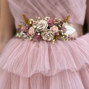 Cinturón de flores romántico Faja de flores rosa polvoriento Cinturón de boda rosa pastel para vestido Cinturón romántico con cinta Joyería de flores de boda Magaela imagen 3