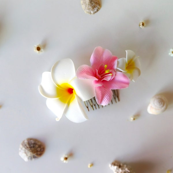 Plumeria hair comb Pink and white flowers Summer flowers Aloha flowers Beach wedding Wedding flower hair comb Summer wedding Exotic wedding