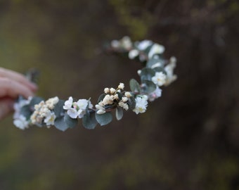 Grüner Blumenkranz mit Babyatem Blume Halbkrone mit Eukalyptus Braut Haarkranz Hochzeit Halbkranz Magaela Accessoires