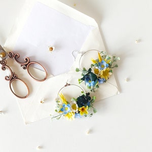 Gänseblümchen-Blumenohrringe Kreisförmige gelbe und blaue Blumenohrringe Hochzeitsschmuck Gartenhochzeit Brautaccessoires Frühlingsschmuck Wildblumen