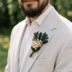 Boutonnière nupcial de follaje: Accesorio para el novio de paniculata natural
