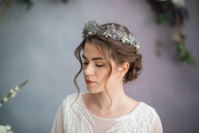 Couronne de cheveux de fleur dargent Tiare de mariage élégante Accessoires en argent pour la mariée Couronne de fleurs de bal Tiare de mariée reine Couronne de cheveux en argent Magaela image 1