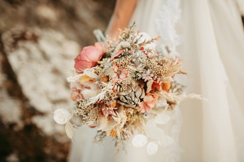 Brautstrauß mit getrockneten Blumen