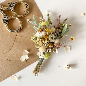 Rustic flower boutonniere Natural meadow groom&#39;s corsage Wild flowers Groomsmen buttonhole Wedding accessories Rustic wedding Cottagecore