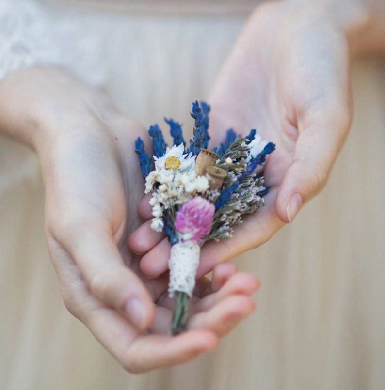 Wiesenhochzeitsstrauß Konservierter Brautstrauß Lavendel Hochzeitsstrauß Magaela Accessoires Blumenstrauß für die Braut Getrocknete Hochzeit Handmade Matching boutonniere