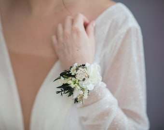 Greenery wedding bracelet White wedding flower wrist corsage Bridesmaid bracelets Gift for her Bridal accessories Wedding jewellery Magaela