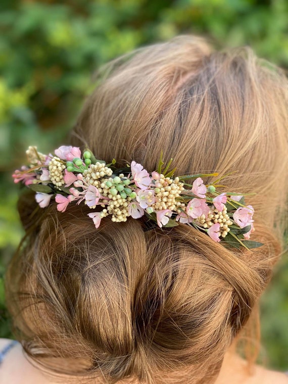 Instagram Alert  Fresh Flower Hairstyles  Super Pretty ways to use  Flowers in your Hair  Witty Vows