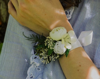 Ivory und weißes Pfingstrosen Armband Blumenarmband Corsage mit Farnen Brautschmuck Blumenaccessoires Brautschmuck Greenery Brautjungfern Geschenk