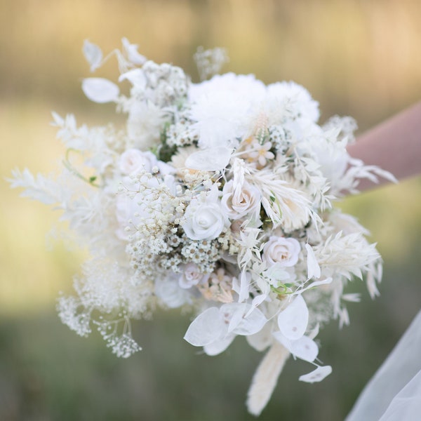 Bouquet bohème blanc Bouquet de fleurs de mariée Accessoires de mariage Bride to be Bouquet inspiration Roses blanches Poudre couleurs pastel Magaela